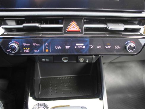 New 2025 Kia Niro EX image 40