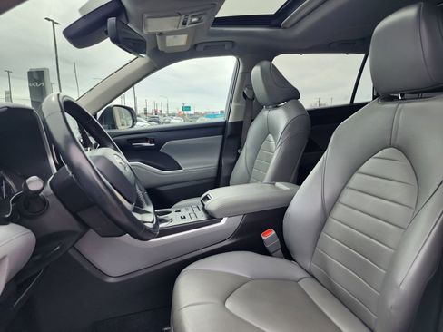 Used 2022 Toyota Highlander XLE AWD/4WD image 10