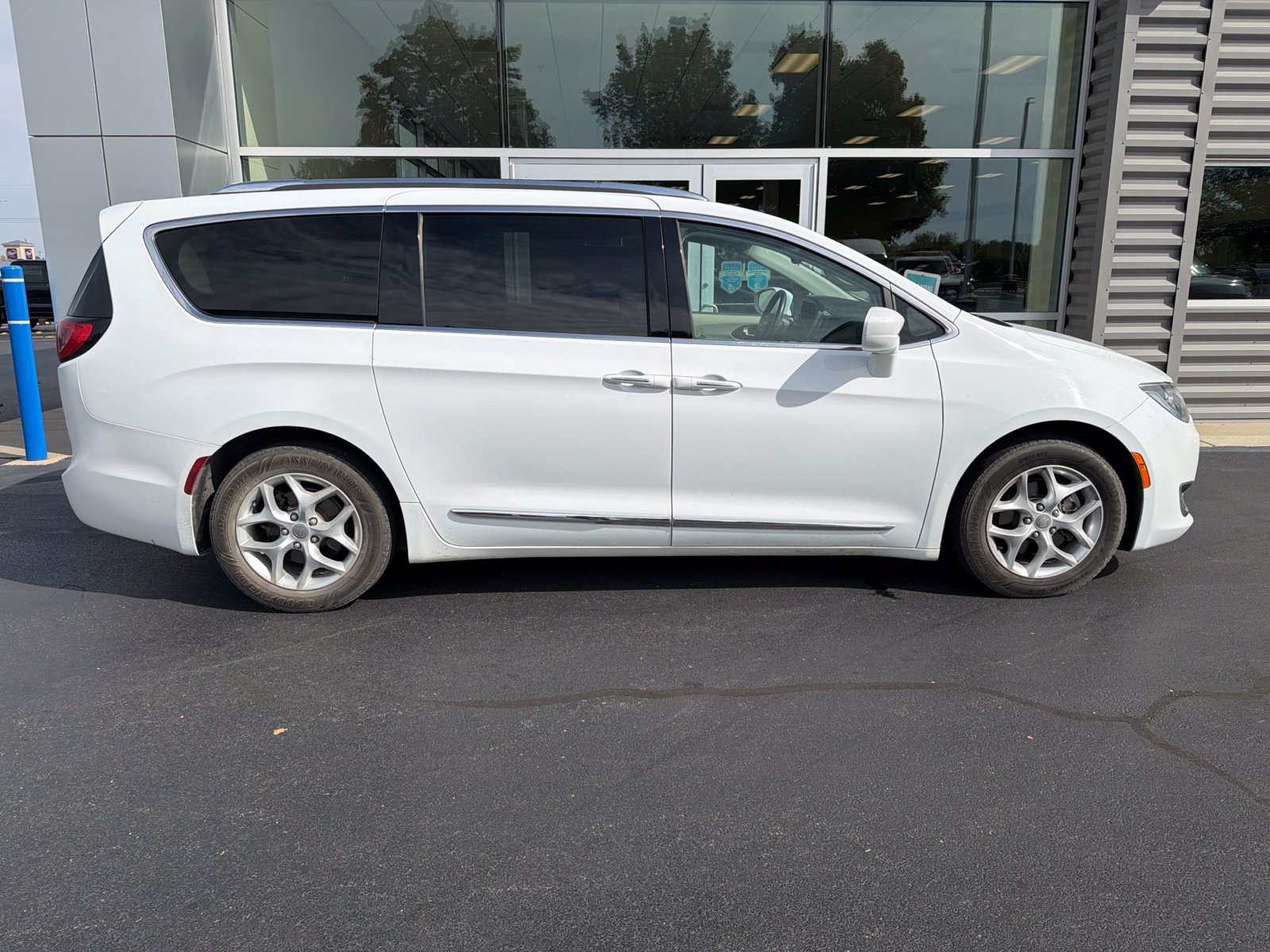 Used 2018 Chrysler Pacifica Touring-L w/ Tire & Wheel Group FWD image 1