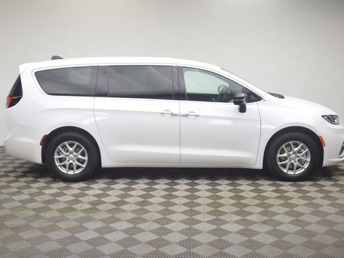 New 2026 Chrysler Pacifica Select image 4