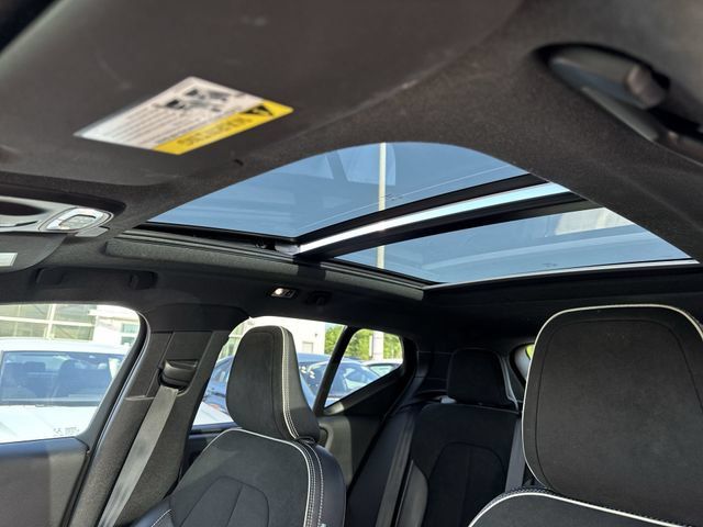 Used 2020 Volvo XC40 T5 R-Design w/ Protection Package AWD/4WD image 19