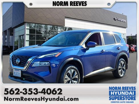 Used 2023 Nissan Rogue SV image 1