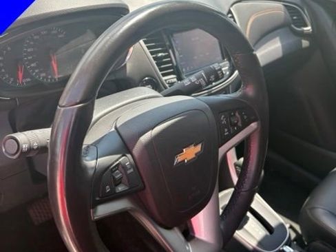 Used 2021 Chevrolet Trax LT w/ Premium Seat Package AWD/4WD image 16