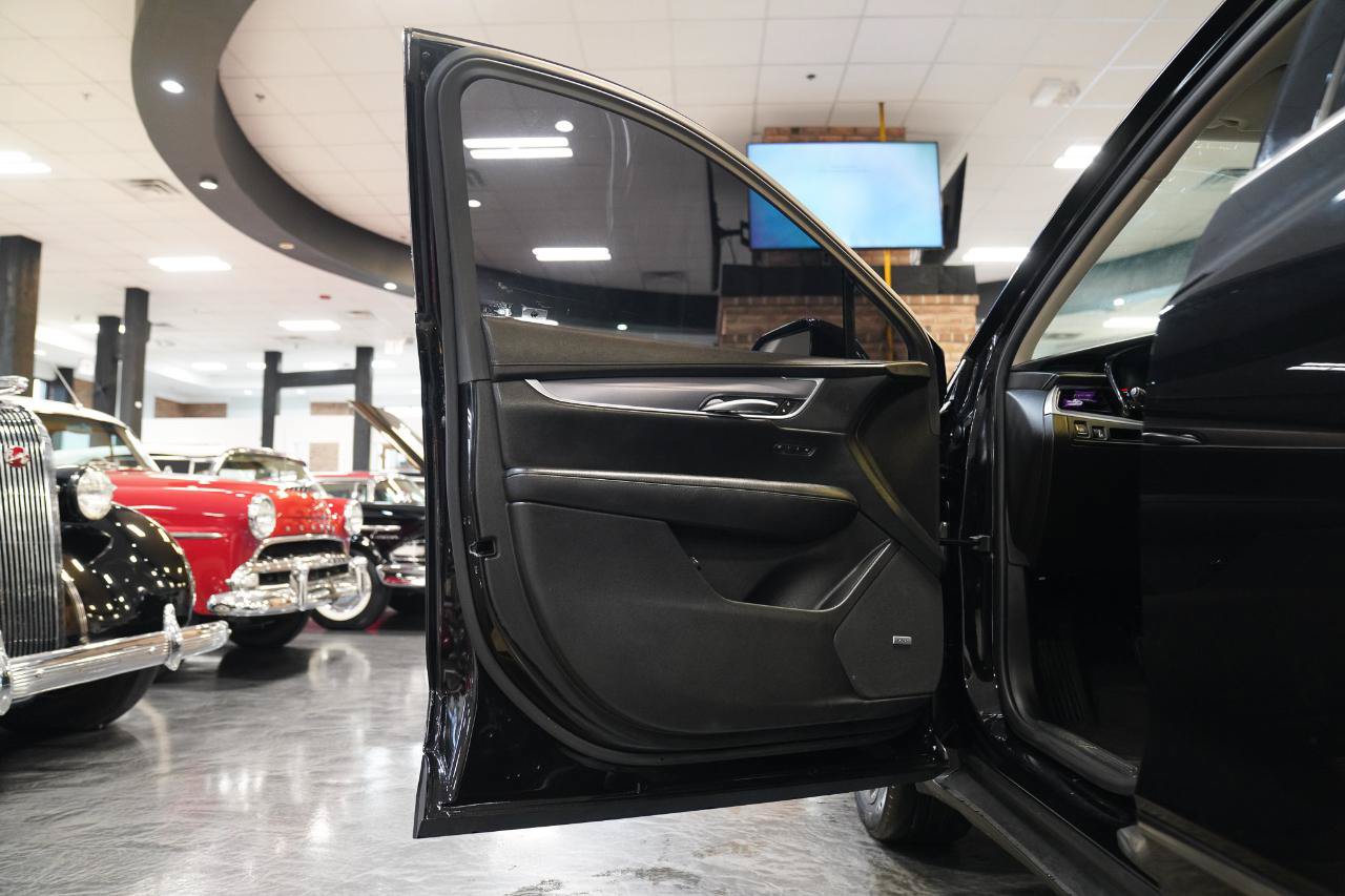 Used 2018 Cadillac XT5 Luxury w/ LPO, Black Ice Package FWD image 18