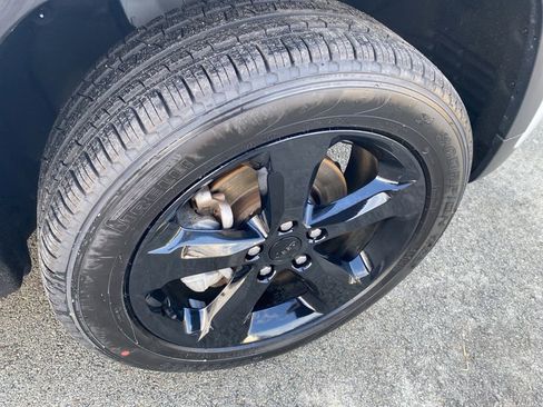 Used 2023 Jeep Grand Cherokee Limited w/ Black Appearance Package image 7