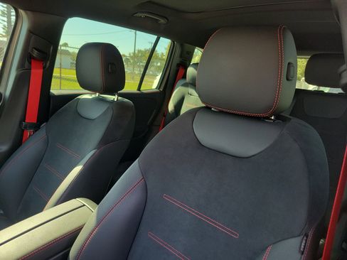 Certified 2025 Mercedes-Benz GLB 35 AMG 4MATIC image 24