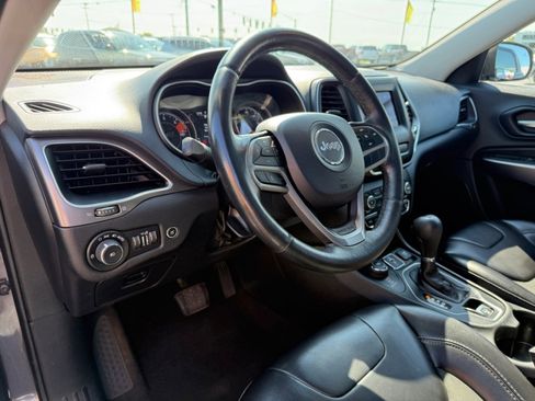 Used 2019 Jeep Cherokee Latitude Plus w/ Comfort/Convenience Group image 13