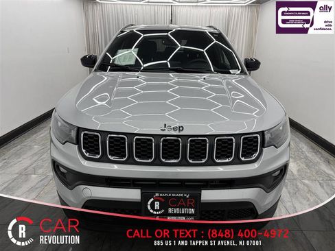 Used 2024 Jeep Compass Latitude AWD/4WD image 2