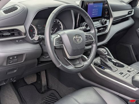 Used 2023 Toyota Highlander XLE image 15
