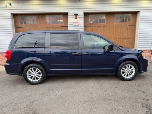 Used 2016 Dodge Grand Caravan SXT w/ Rear Park Assist Package FWD image 2