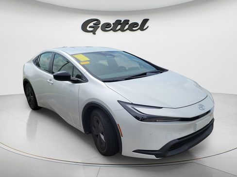 Used 2024 Toyota Prius LE FWD image 3