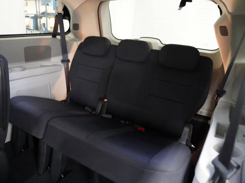 Used 2010 Dodge Grand Caravan SXT FWD image 6