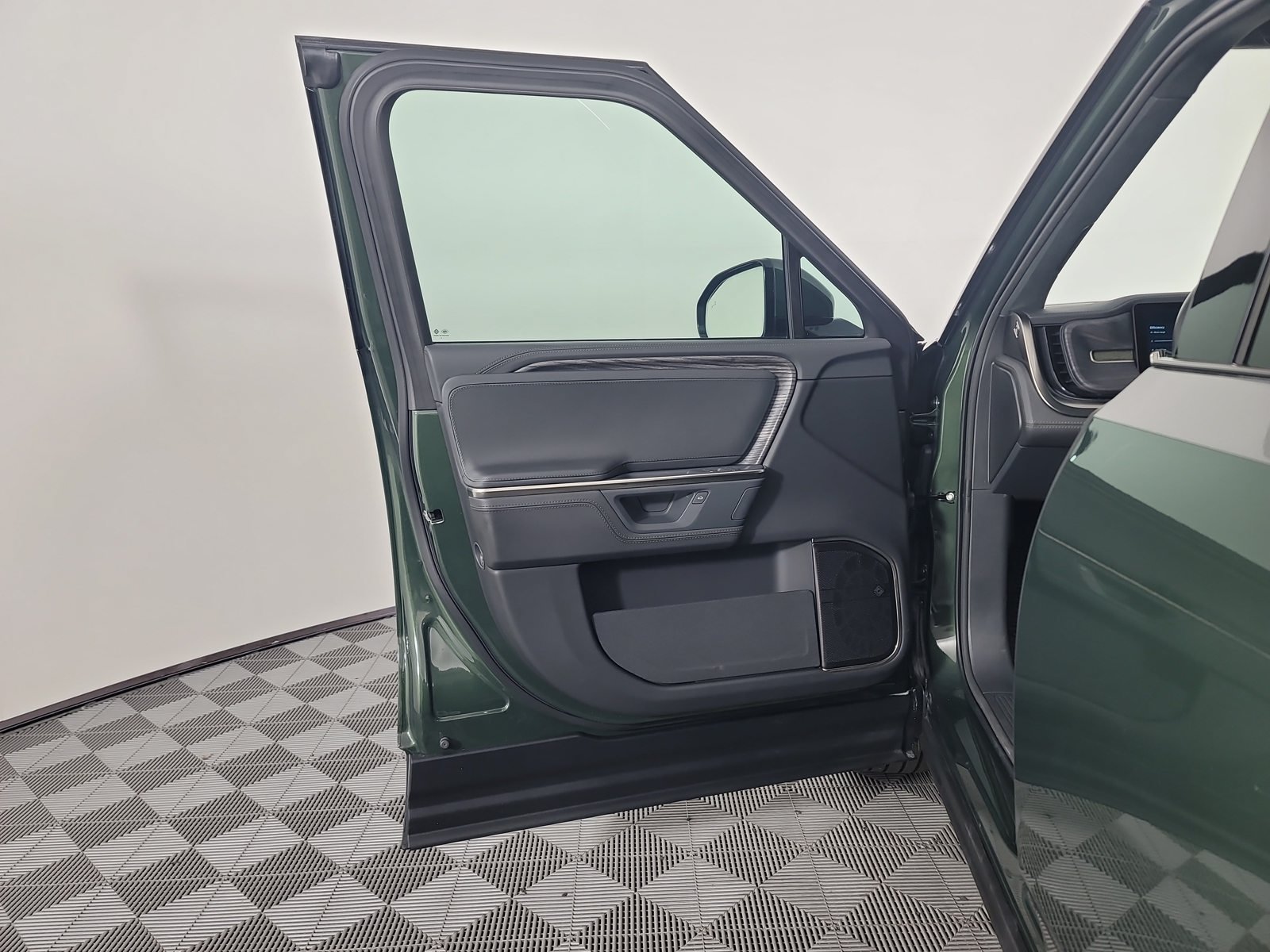 Used 2025 Rivian R1T Adventure Dual AWD/4WD image 16