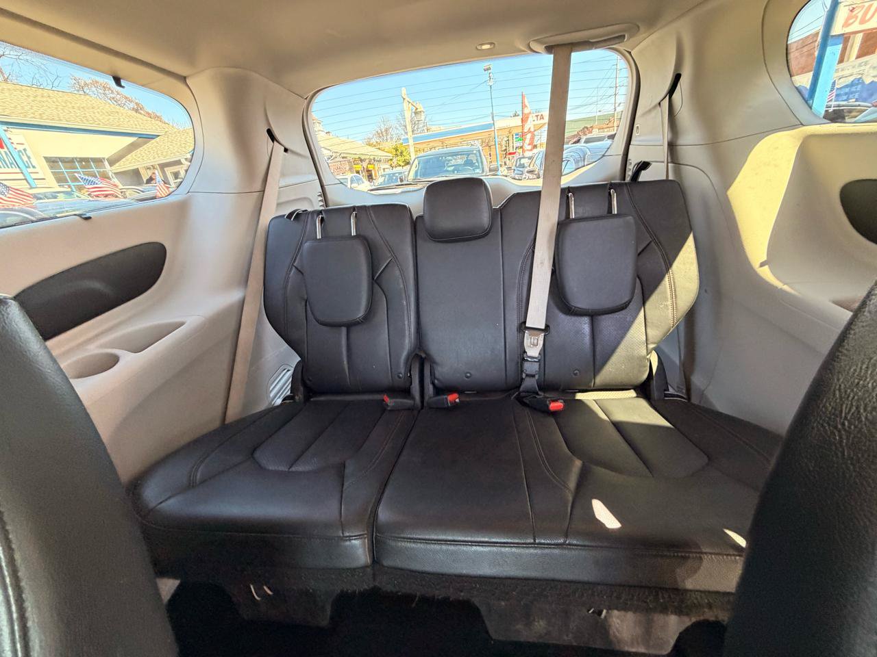 Used 2019 Chrysler Pacifica Touring-L FWD image 18
