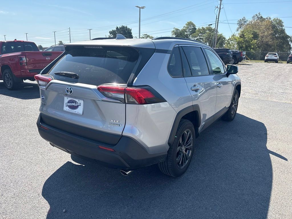 Used 2022 Toyota RAV4 XLE Premium AWD/4WD image 5