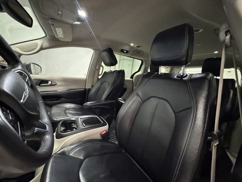 Used 2022 Chrysler Pacifica Touring-L FWD image 23