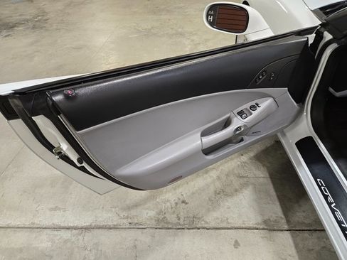 Used 2005 Chevrolet Corvette Convertible w/ Preferred Equipment Group image 9