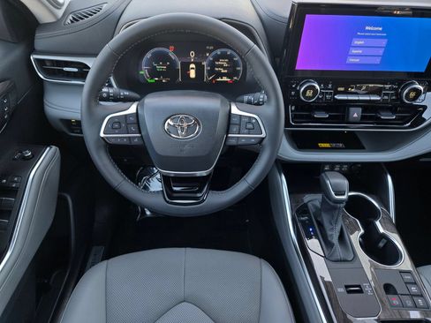 Certified 2026 Toyota Highlander Limited AWD/4WD image 13