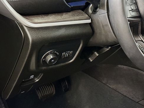 Used 2023 Jeep Grand Cherokee Limited AWD/4WD image 17