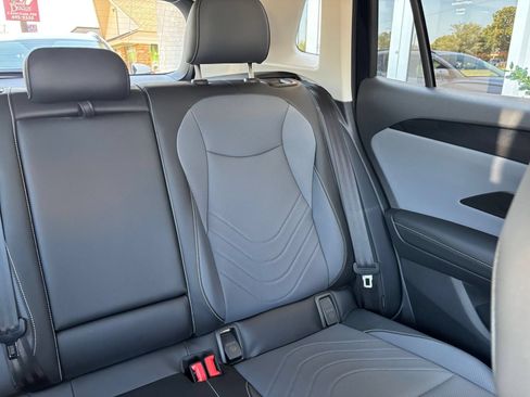 Used 2026 Volkswagen Tiguan SE FWD image 38