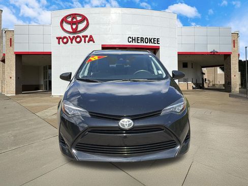 Used 2017 Toyota Corolla LE FWD image 2
