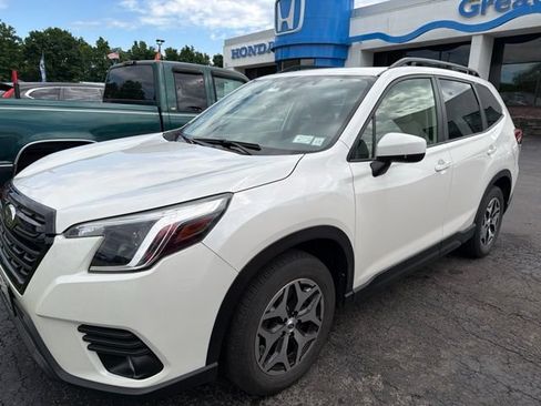 Used 2022 Subaru Forester Premium AWD/4WD image 3