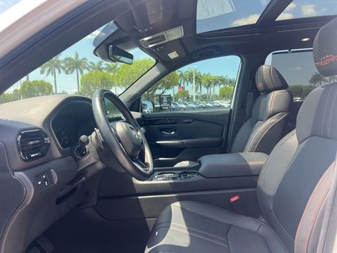 Used 2025 Honda Pilot TrailSport image 16
