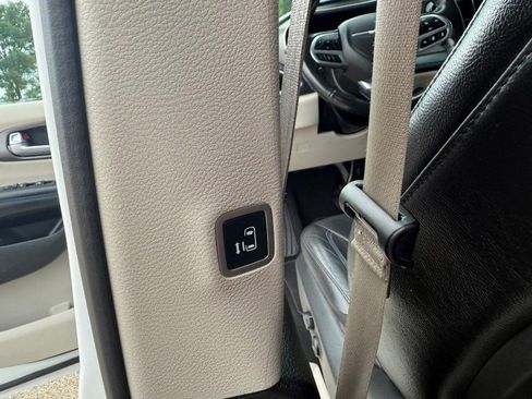 Used 2021 Chrysler Pacifica Touring-L image 16