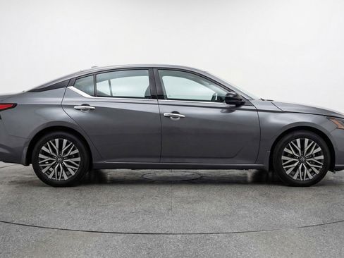 Used 2025 Nissan Altima 2.5 SV image 11