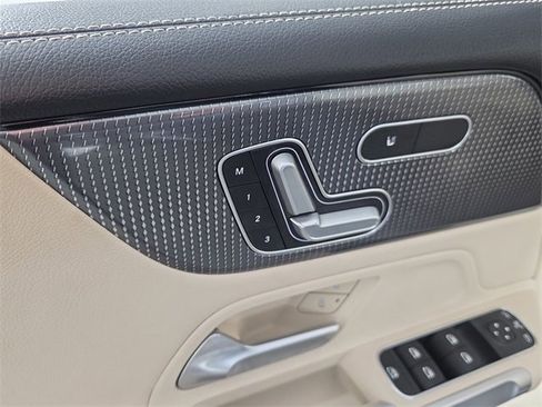 Used 2021 Mercedes-Benz GLB 250 4MATIC image 17