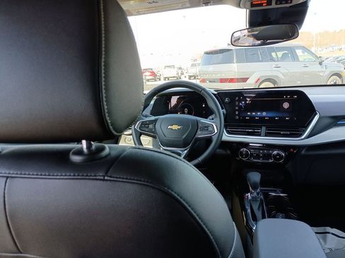 Used 2025 Chevrolet Trax LT w/ LT Convenience Package image 15