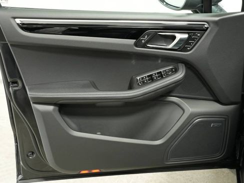 Used 2025 Porsche Macan image 25