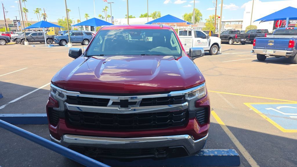 Used 2022 Chevrolet Silverado 1500 LT w/ Z71 Off-Road Package AWD/4WD image 2