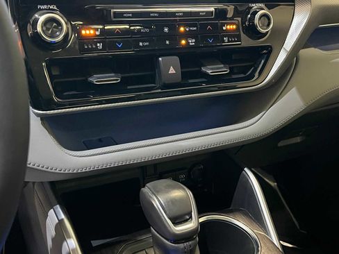 Certified 2020 Toyota Highlander Limited Platinum image 24