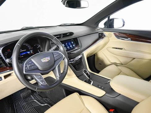 Used 2019 Cadillac XT5 Premium Luxury FWD image 4