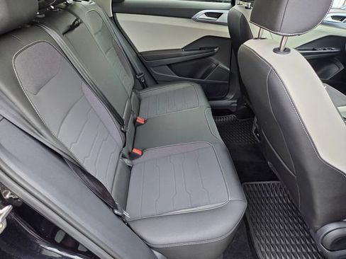 Certified 2025 Volkswagen Taos SE FWD image 15