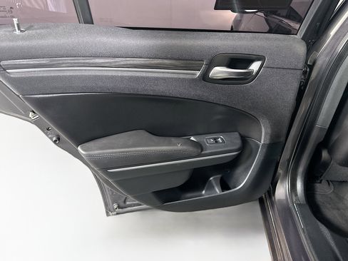 Used 2018 Chrysler 300 Touring L image 25