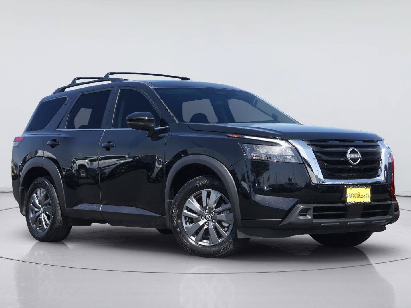 Used 2025 Nissan Pathfinder SV FWD image 2