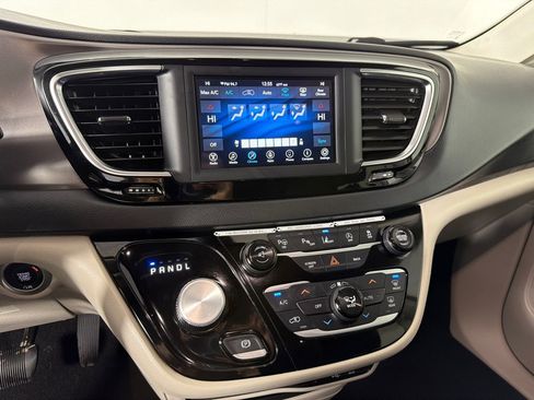 Used 2020 Chrysler Pacifica Touring FWD image 15