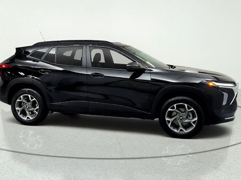 Used 2024 Chevrolet Trax LT w/ Sunroof Package FWD image 6