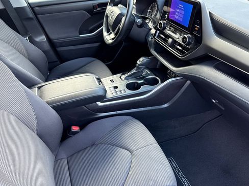 Used 2024 Toyota Highlander LE image 17