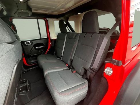 Used 2025 Jeep Wrangler Unlimited Rubicon w/ Convenience Group AWD/4WD image 23