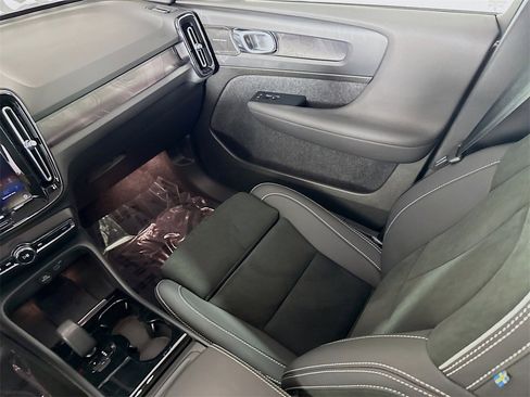 Certified 2023 Volvo C40 P8 Recharge Ultimate w/ Protection Package Premier image 25