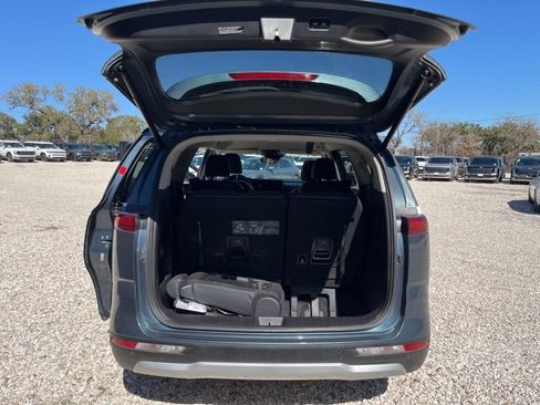 Used 2024 Kia Carnival EX image 13