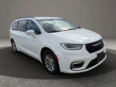 Used 2022 Chrysler Pacifica Touring FWD image 3