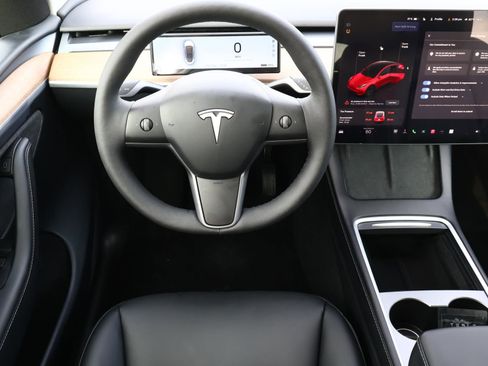 Used 2024 Tesla Model Y Long Range image 9