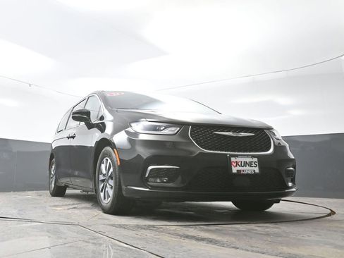 Used 2024 Chrysler Pacifica Select image 52