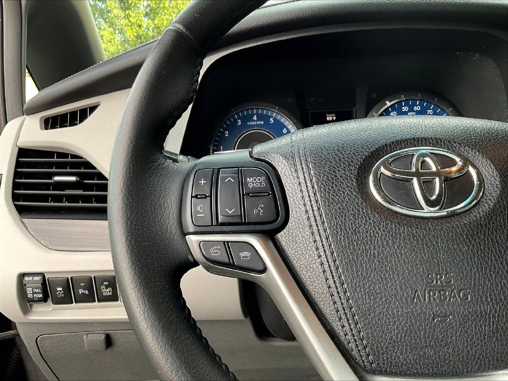 Used 2017 Toyota Sienna XLE Premium AWD/4WD image 10