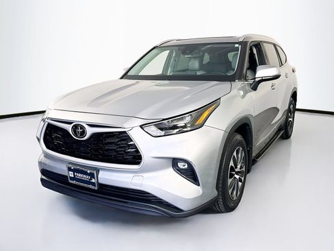 Used 2023 Toyota Highlander XLE AWD/4WD image 2