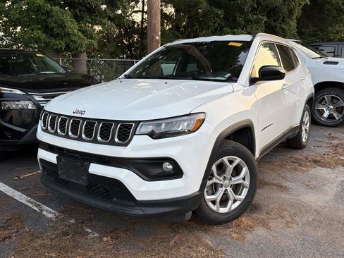 Used 2024 Jeep Compass Latitude AWD/4WD image 1
